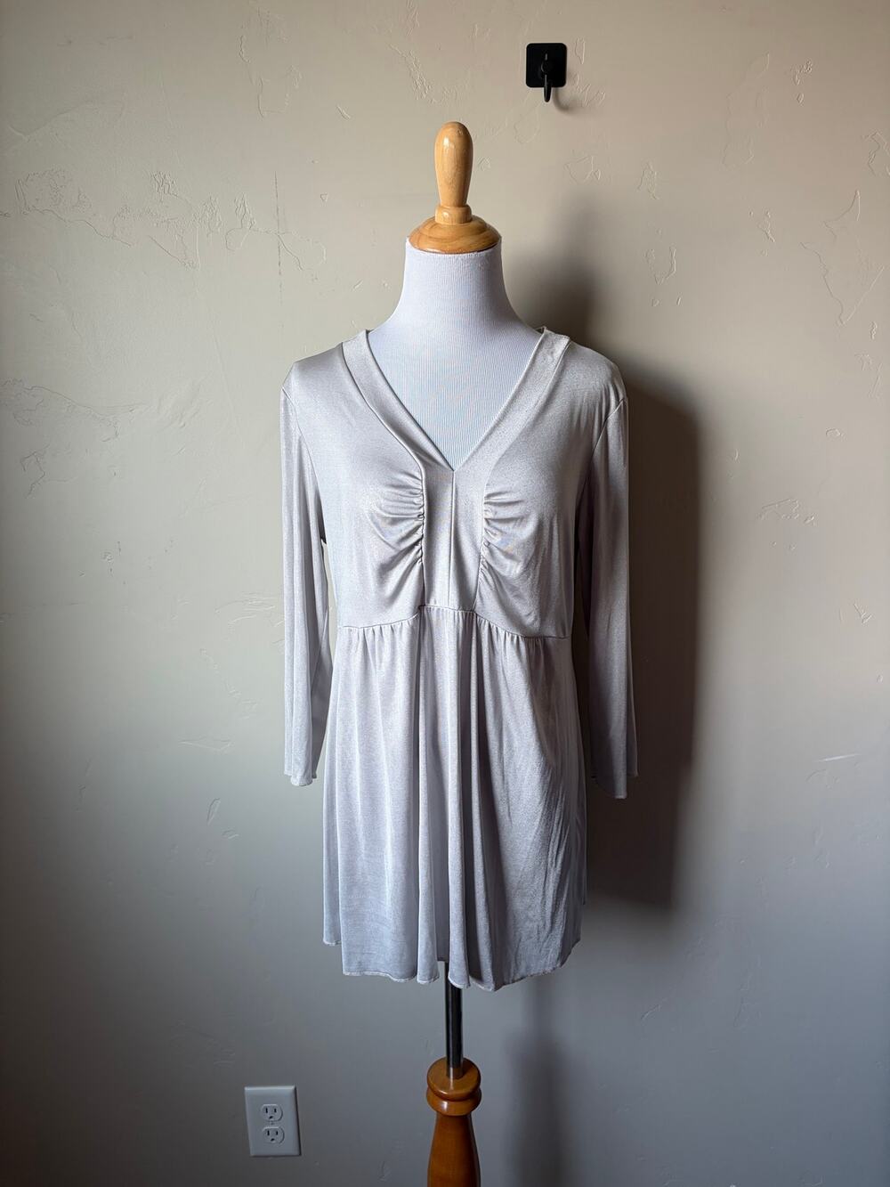 Susan Lawerence Shimmery Silver 3/4 Sleeve V Neck Flowy Tunic Top Sz L Holiday